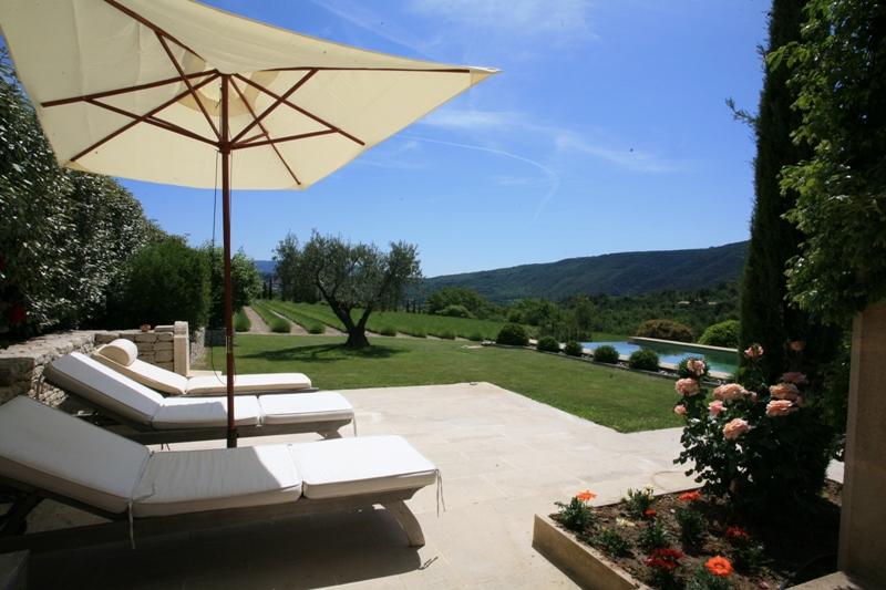 Luberon, bastide contemporaine, vues superbes  sur les lavandes et le village de Bonnieux